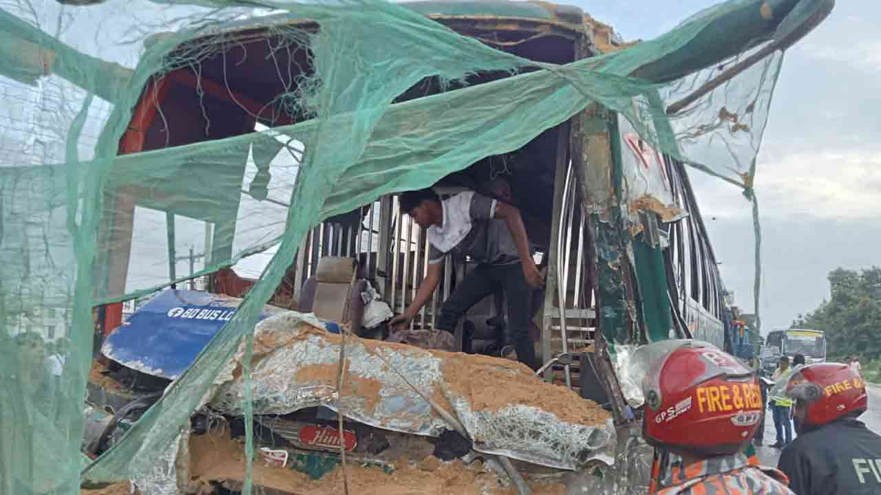 বালু বোঝাই ট্রাকের সাথে সংঘর্ষে এনা পরিবহনের চালক নিহত