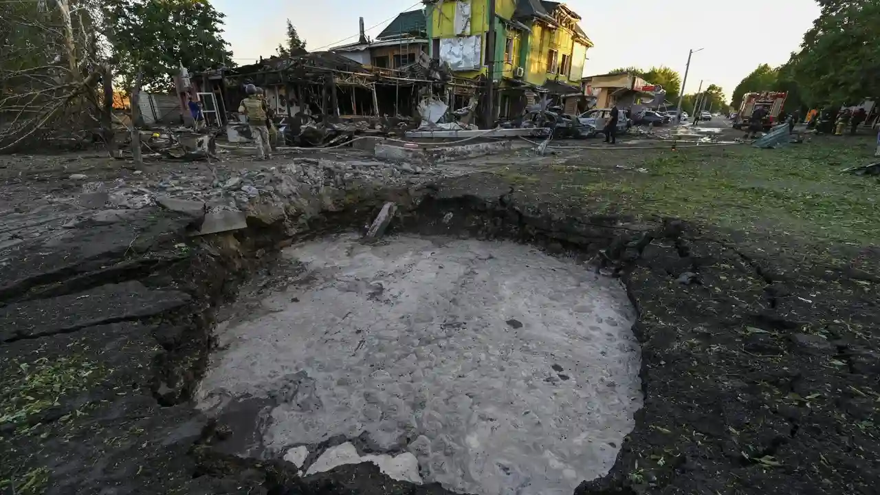 ইউক্রেনে রুশ ক্ষেপণাস্ত্র হামলায় শিশুসহ ১২ জনের মৃত্যু