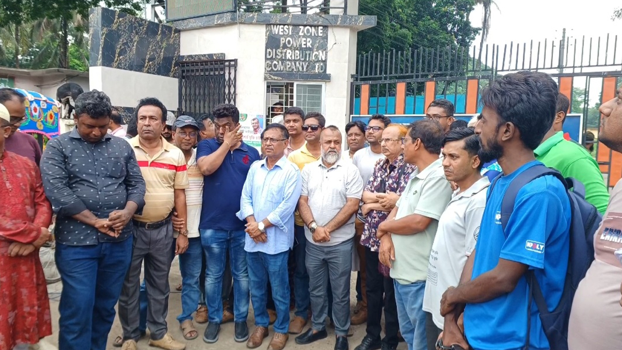 সাংবাদিকের ক্যামেরা ছিনিয়ে নিলো প্রকৌশলী