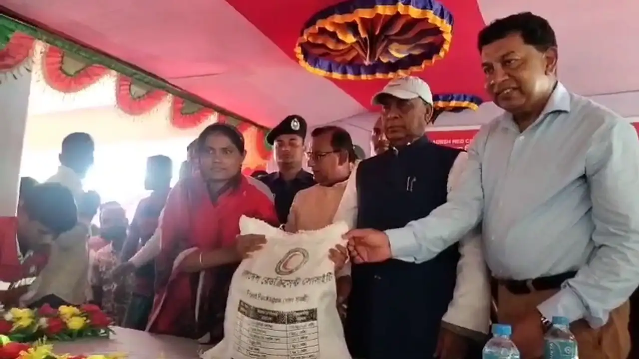 পটুয়াখালীতে ঘূর্ণিঝড় রেমালের ক্ষতিগ্রস্ত পরিবারের মাঝে খাদ্য ও সামগ্রী বিতরণ