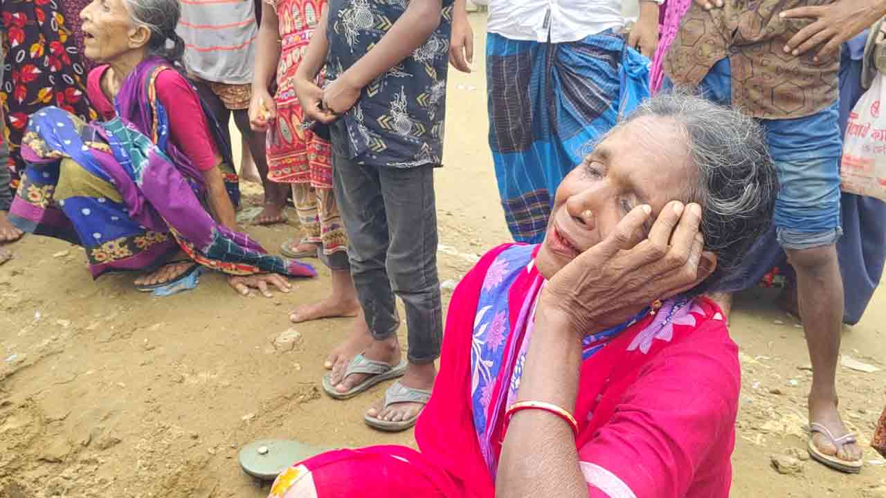 ত্রান নিতে গিয়ে নৌকাডুবিতে দুই নারীসহ তিন জন নিখোঁজ 
