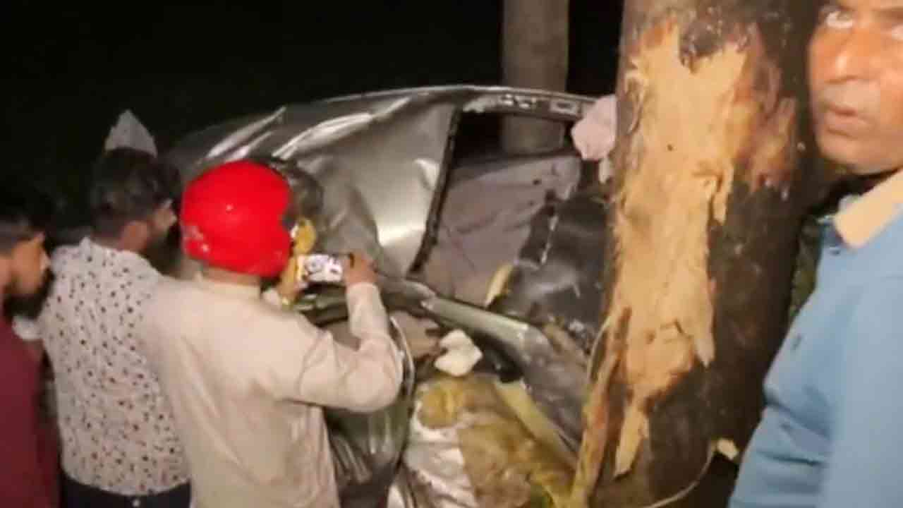 প্রাইভেট কার নিয়ন্ত্রণ হারিয়ে গাছের সঙ্গে ধাক্কা, প্রাণ গেল ৫ জনের
