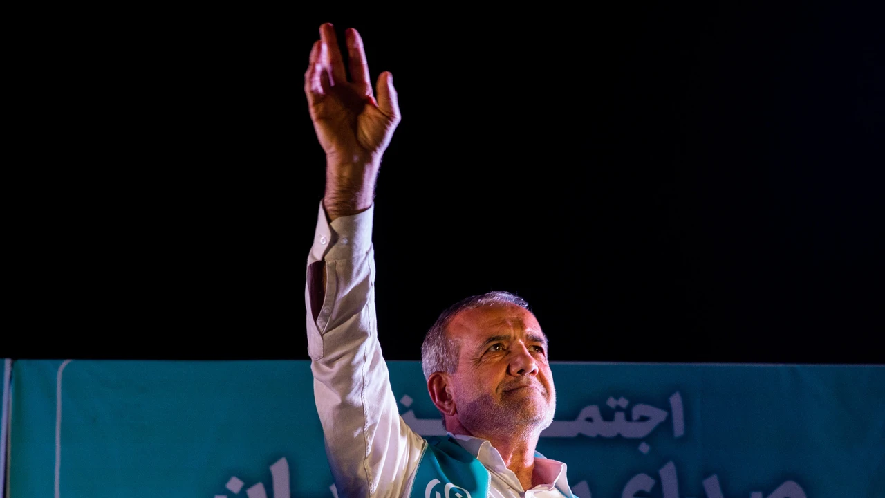 ইরানের নবম প্রেসিডেন্ট নির্বাচিত হয়েছেন মাসুদ পেজেশকিয়ান / ছবি: নিউইয়র্ক টাইমস