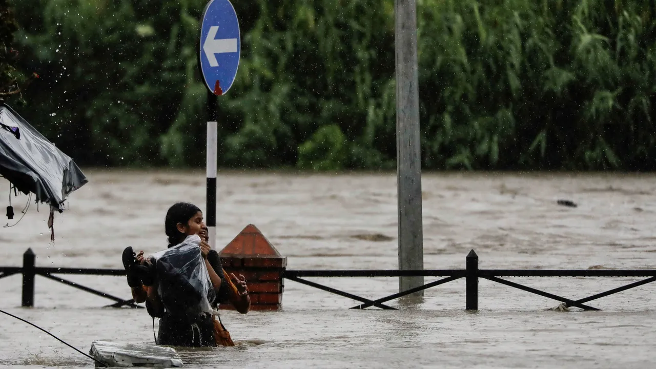নেপালের কাঠমুণ্ডুতে অতিবর্ষণে মাগমতি নদীর পানিতে বন্যার সৃষ্টি হয় / রয়টার্স
