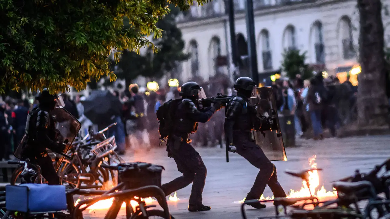 রবিবার পশ্চিম ফ্রান্সের নান্তেসে দাঙ্গা পুলিশের মারমুখী অ্যাকশন / এএফপি