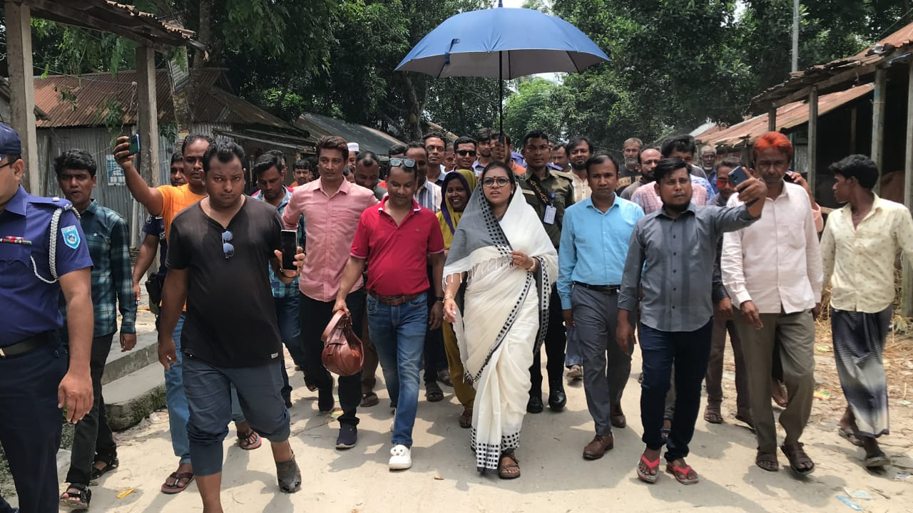 বন্যা দুর্গতদের মাঝে চাল ও শুকনো খাবার বিতরণ