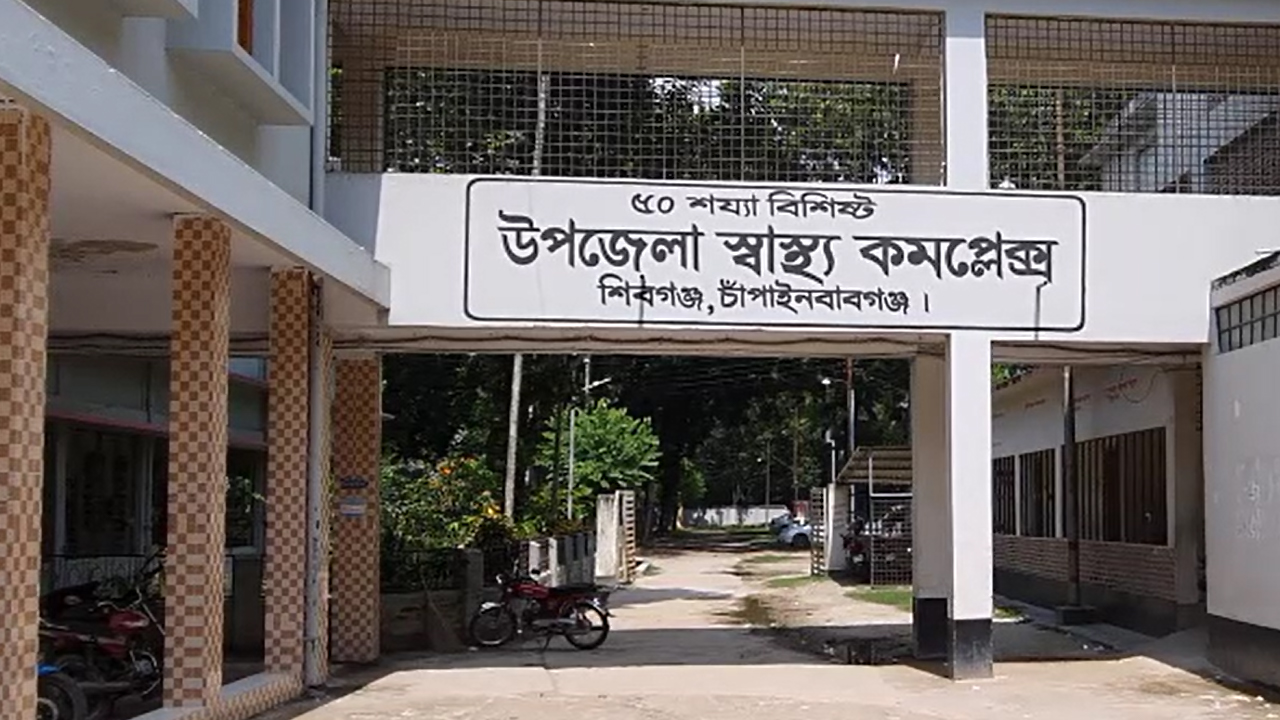 কামড়ের পর জীবিত রাসেলস ভাইপার নিয়ে হাসপাতালে কৃষক