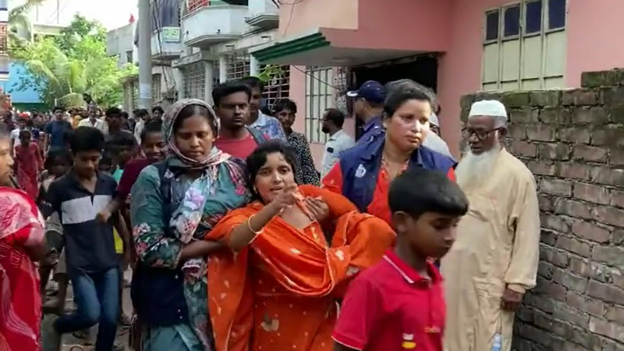 বিছানায় দুই শিশুর মরদেহ, পাশে বসেছিলেন মা