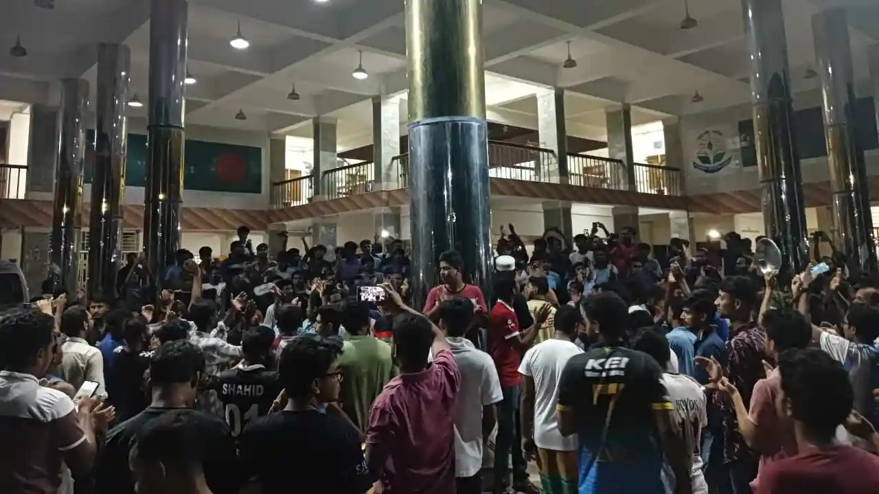 মাঝরাতে প্রতিবাদে উত্তাল বরিশাল বিশ্ববিদ্যালয়