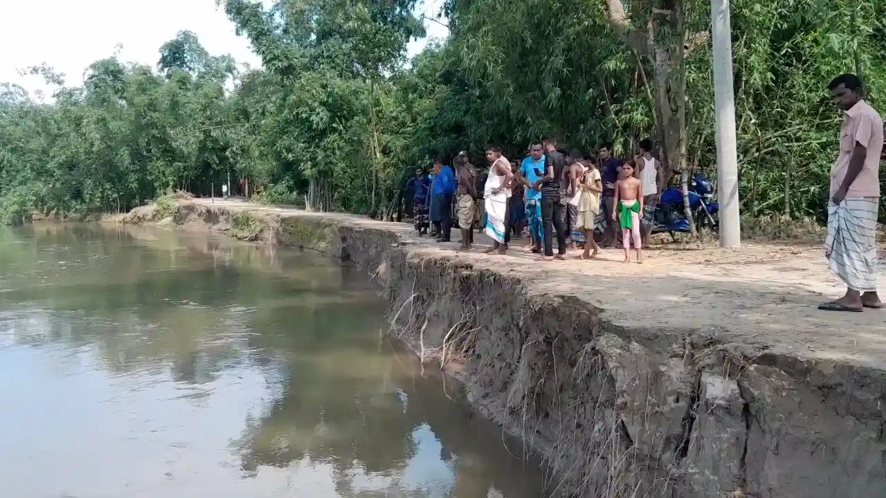 মালদার ভয়াবহ ভাঙ্গনে দিশেহারা সীমান্তবর্তী হাজারো পরিবার
