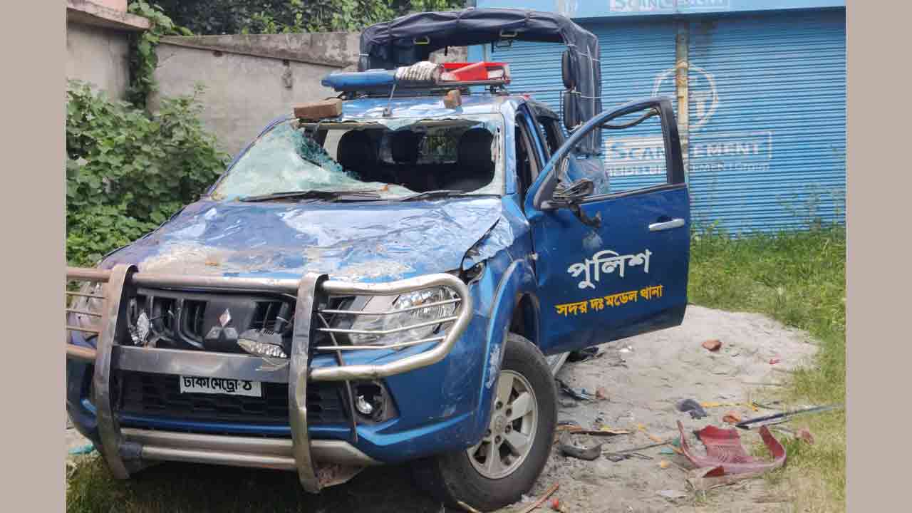 কুমিল্লায় আন্দোলনকারীদের পুলিশের গাড়ি ভাঙচুর 