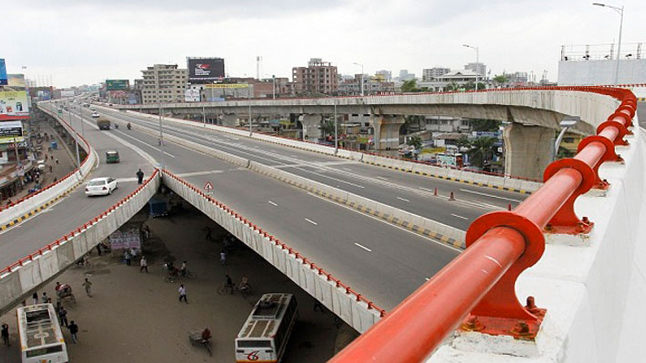 হানিফ ফ্লাইওভারে দ্রুতগতির গাড়ির ধাক্কায় নারী নিহত