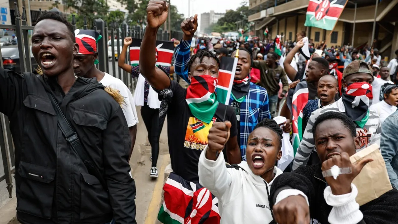 সরকারের পদত্যাগের দাবিতে উত্তাল কেনিয়া