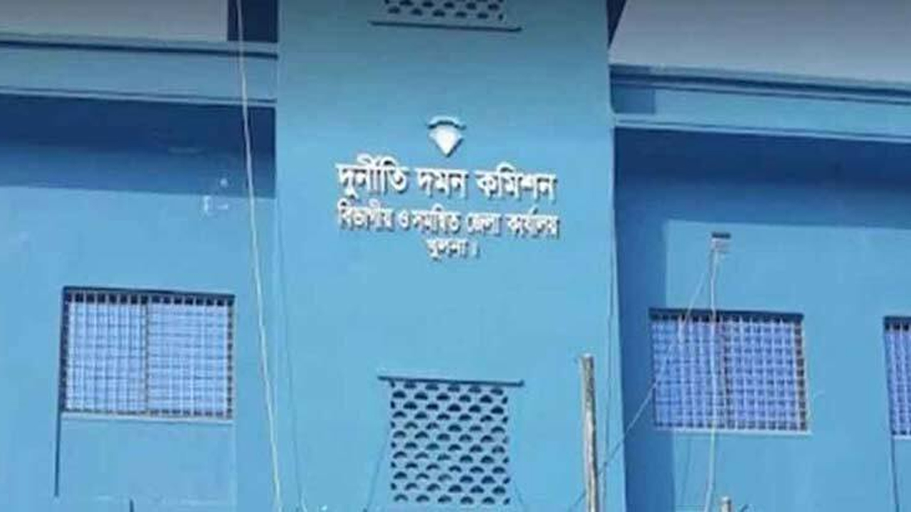 বাবার নামে ভুয়া মুক্তিযোদ্ধা সনদ বানিয়ে ২ যুগ চাকরি