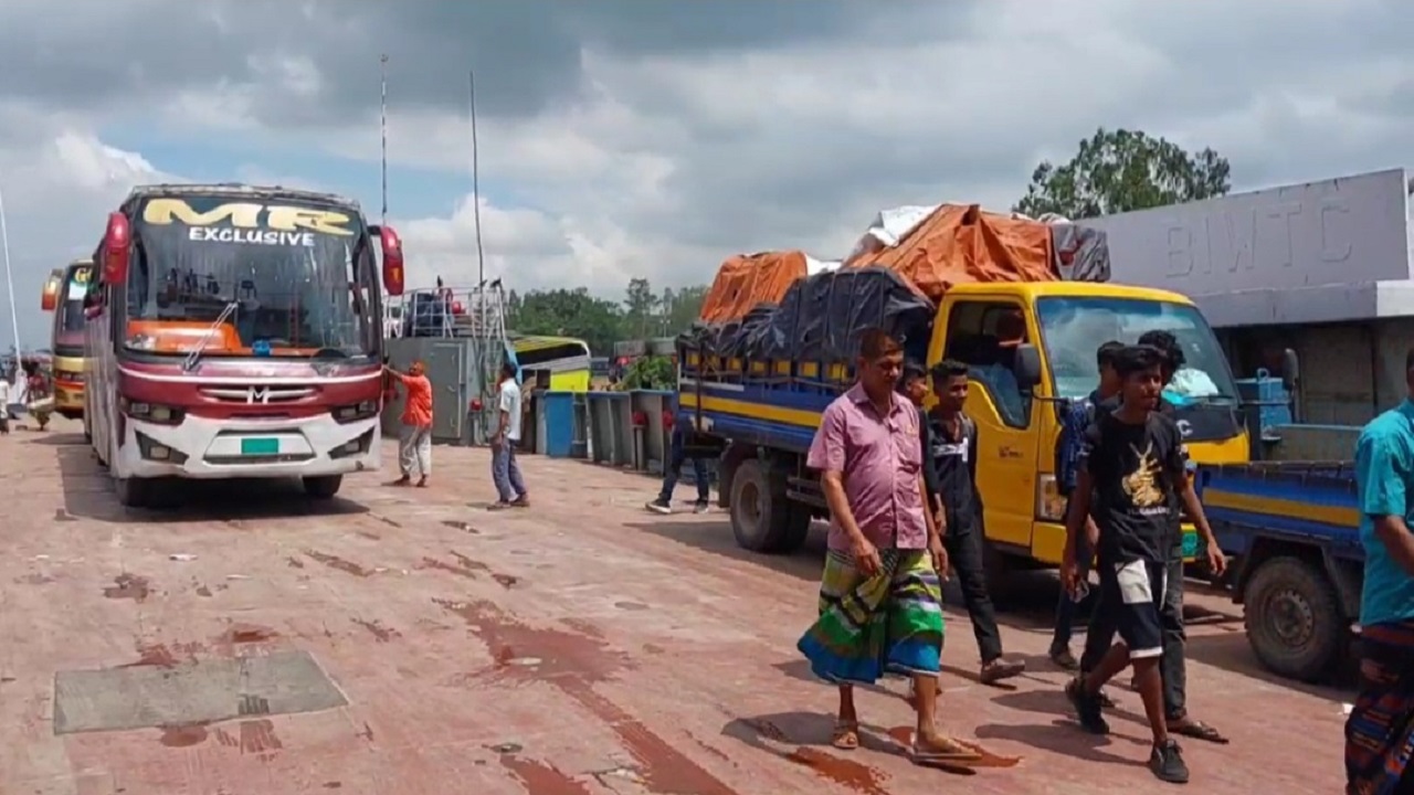 পাটুরিয়া-দৌলতদিয়া নৌরুটে কর্মব্যস্ততা বেড়েছে