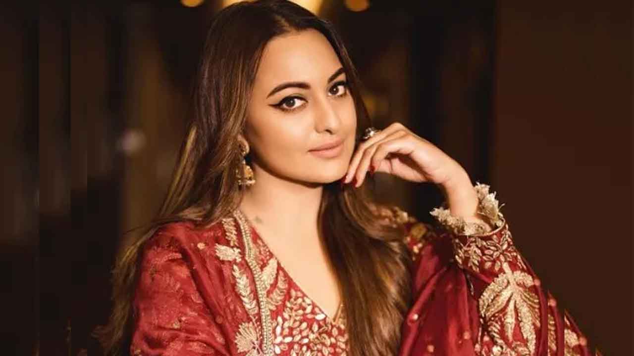 ফের আলোচনায় সোনাক্ষী সিনহা