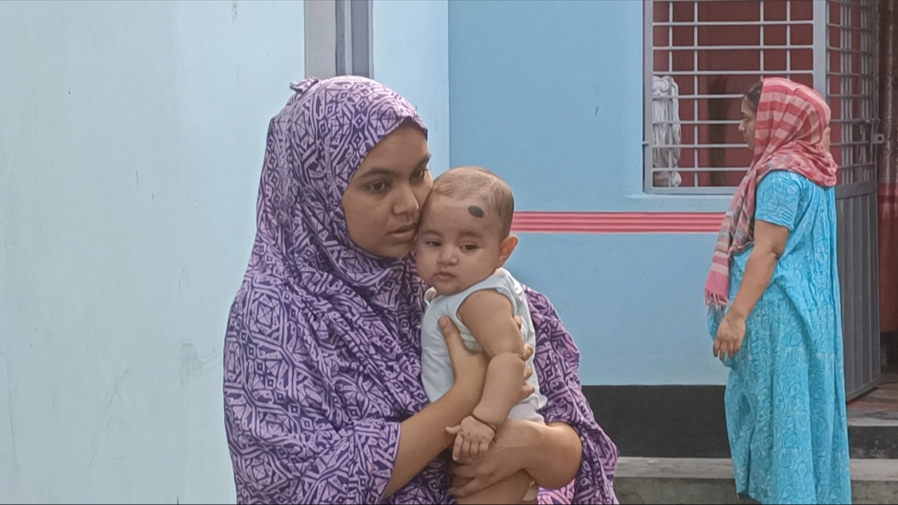 সন্তানকে কোলে নিয়ে স্বামী হত্যার বিচার চান স্ত্রী