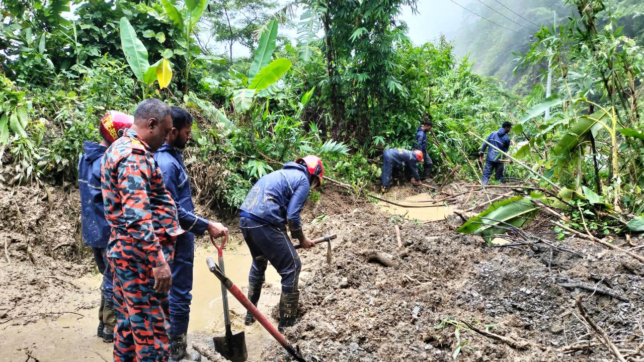 বান্দরবানে পাহাড় ধস, যোগাযোগ বিচ্ছিন্ন&nbsp;