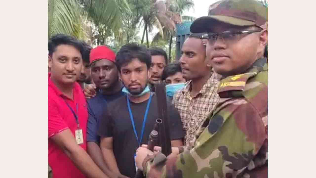থানা থেকে লুট হওয়া অস্ত্র ফিরিয়ে দিল ছাত্ররা