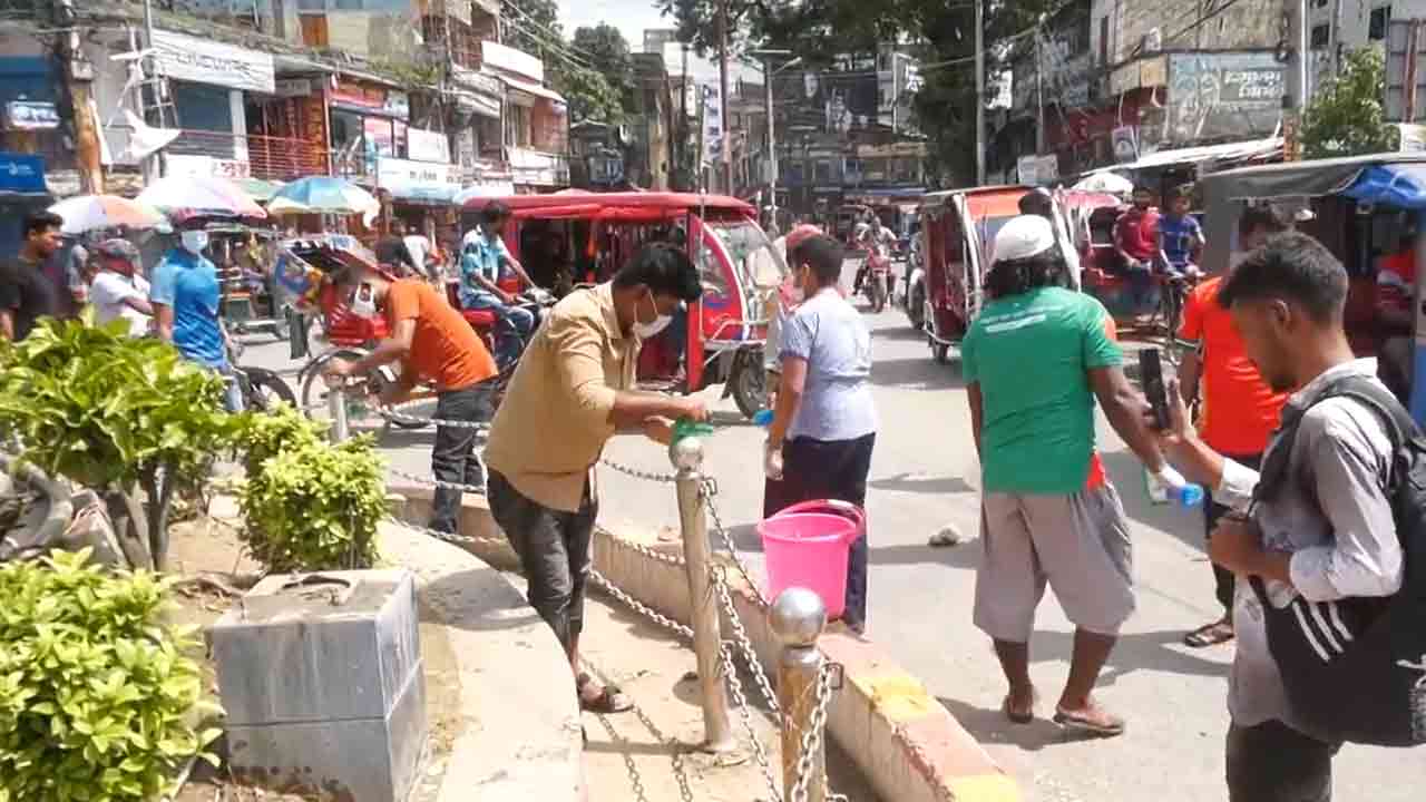 ঝিনাইদহে শহর পরিস্কার করতে রাস্তায় শিক্ষার্থীরা