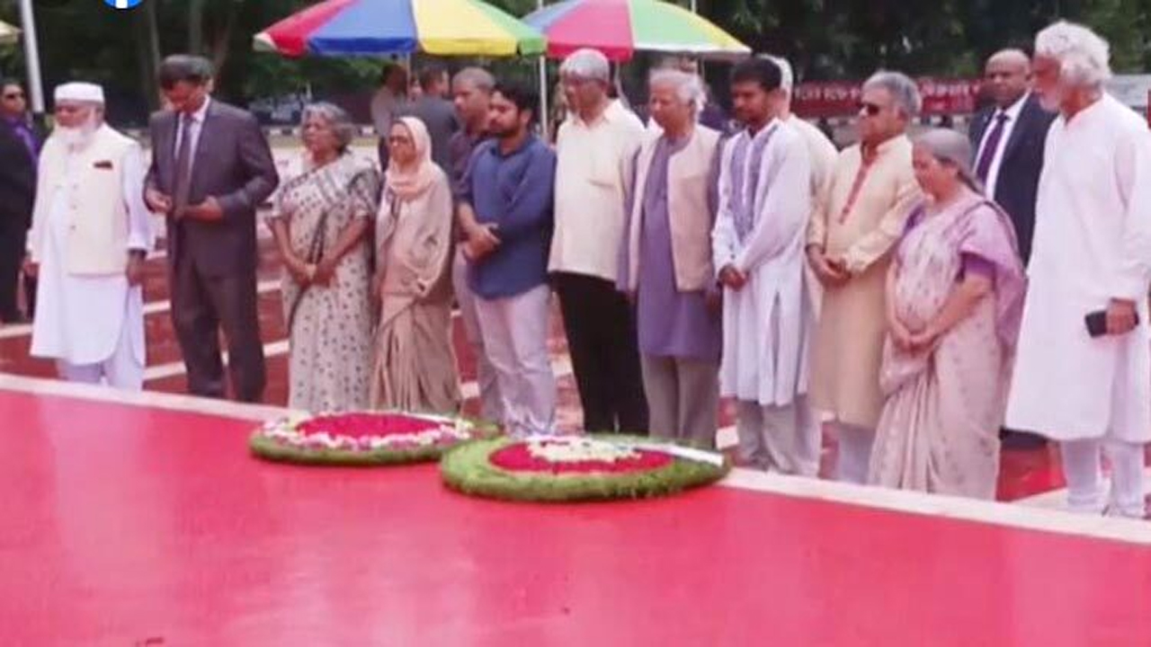কেন্দ্রীয় শহীদ মিনারে ড. ইউনূসের শ্রদ্ধা