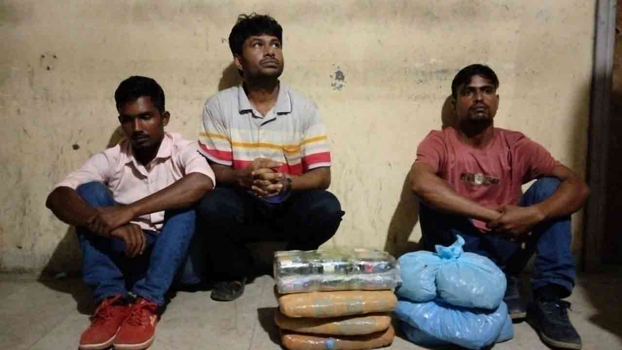 ব্রাহ্মণবাড়িয়ায় মাদক ও বিদেশী পিস্তলসহ ৭ জনকে আটক করল শিক্ষার্থীরা