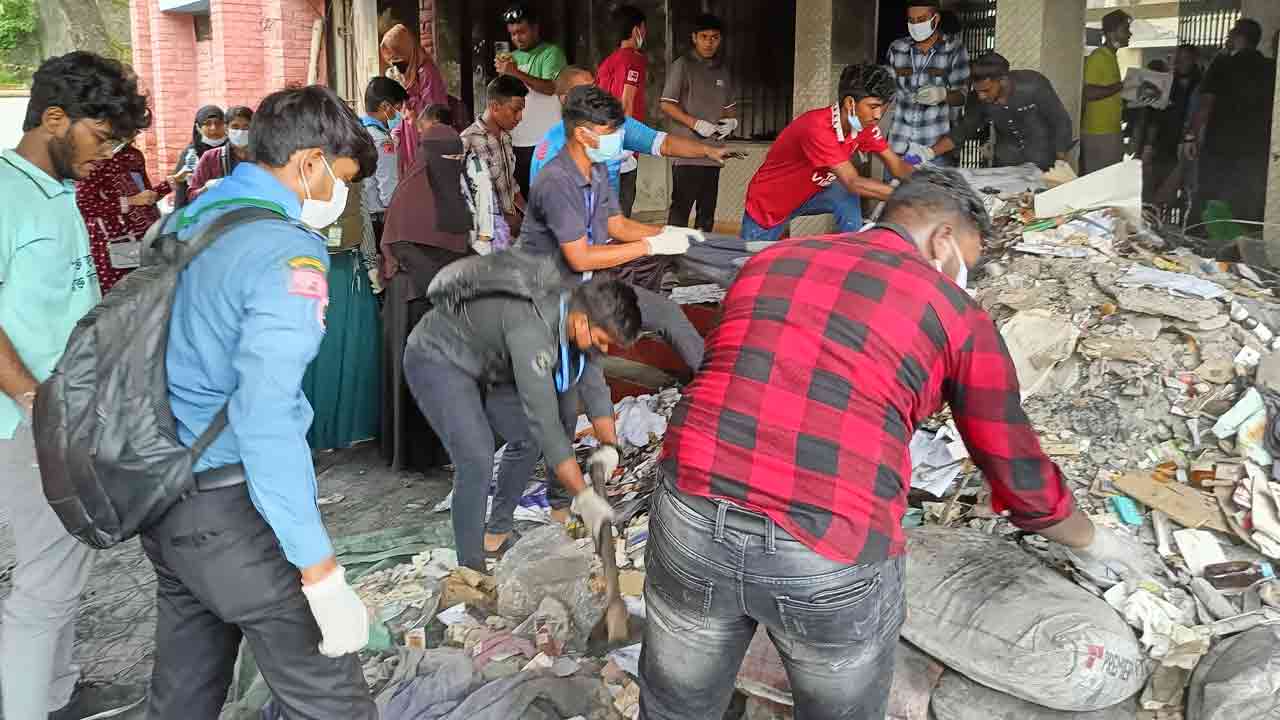 মুন্সীগঞ্জ থানা-পৌরসভা পরিস্কারে শিক্ষার্থীরা