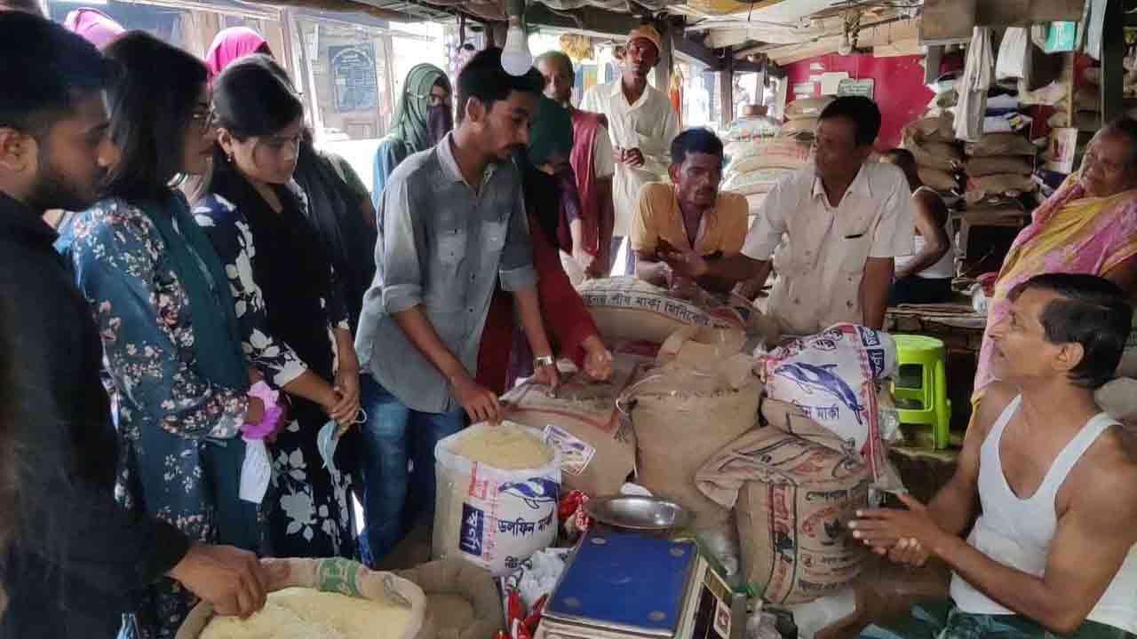 বাগেরহাটে দ্রব্যমূল্য স্বাভাবিক রাখতে বাজার মনিটরিং করছেন শিক্ষার্থীরা