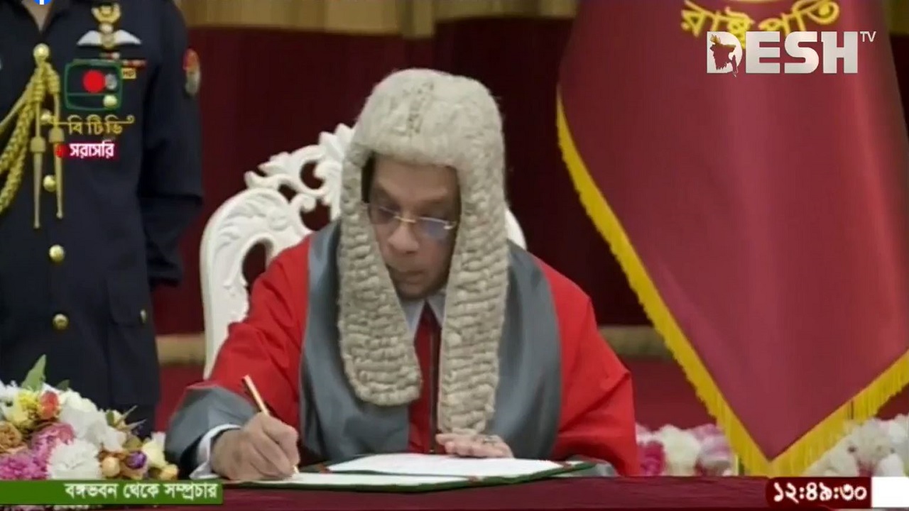 শপথ নিলেন প্রধান বিচারপতি সৈয়দ রেফাত আহমেদ