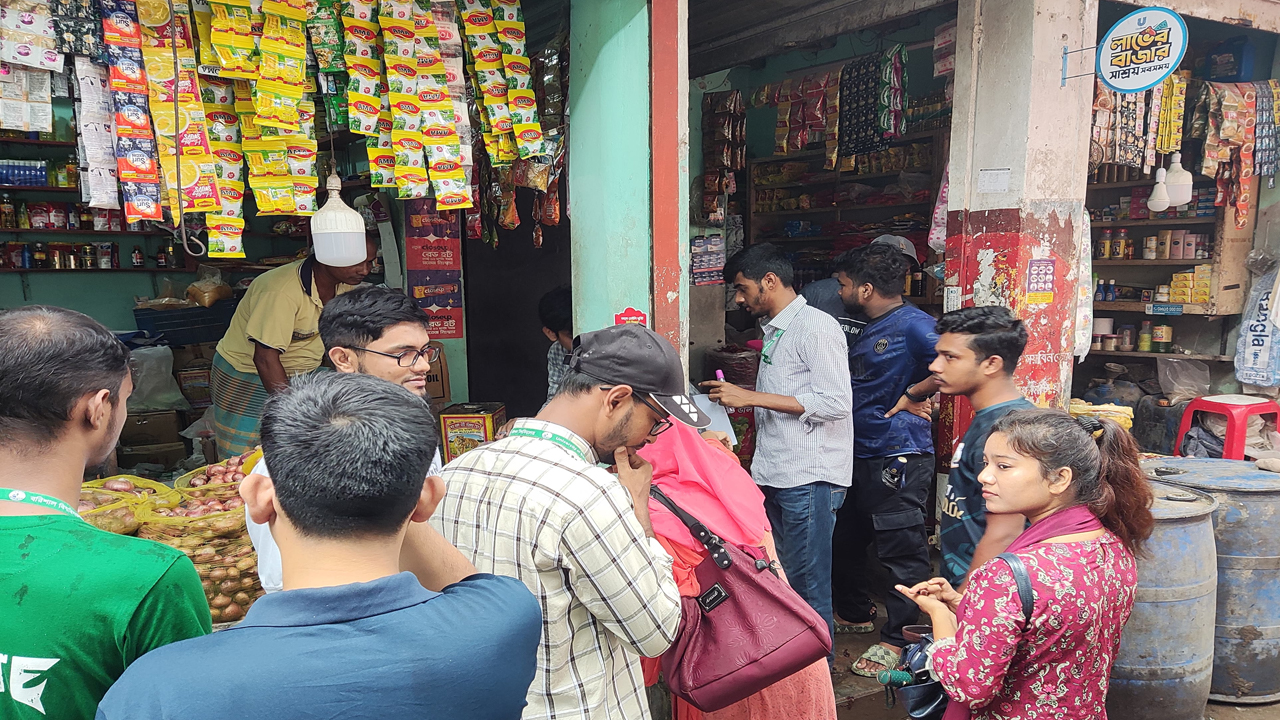 নিয়মিত বাজার তদারকিতে বরিশালের শিক্ষার্থীরা