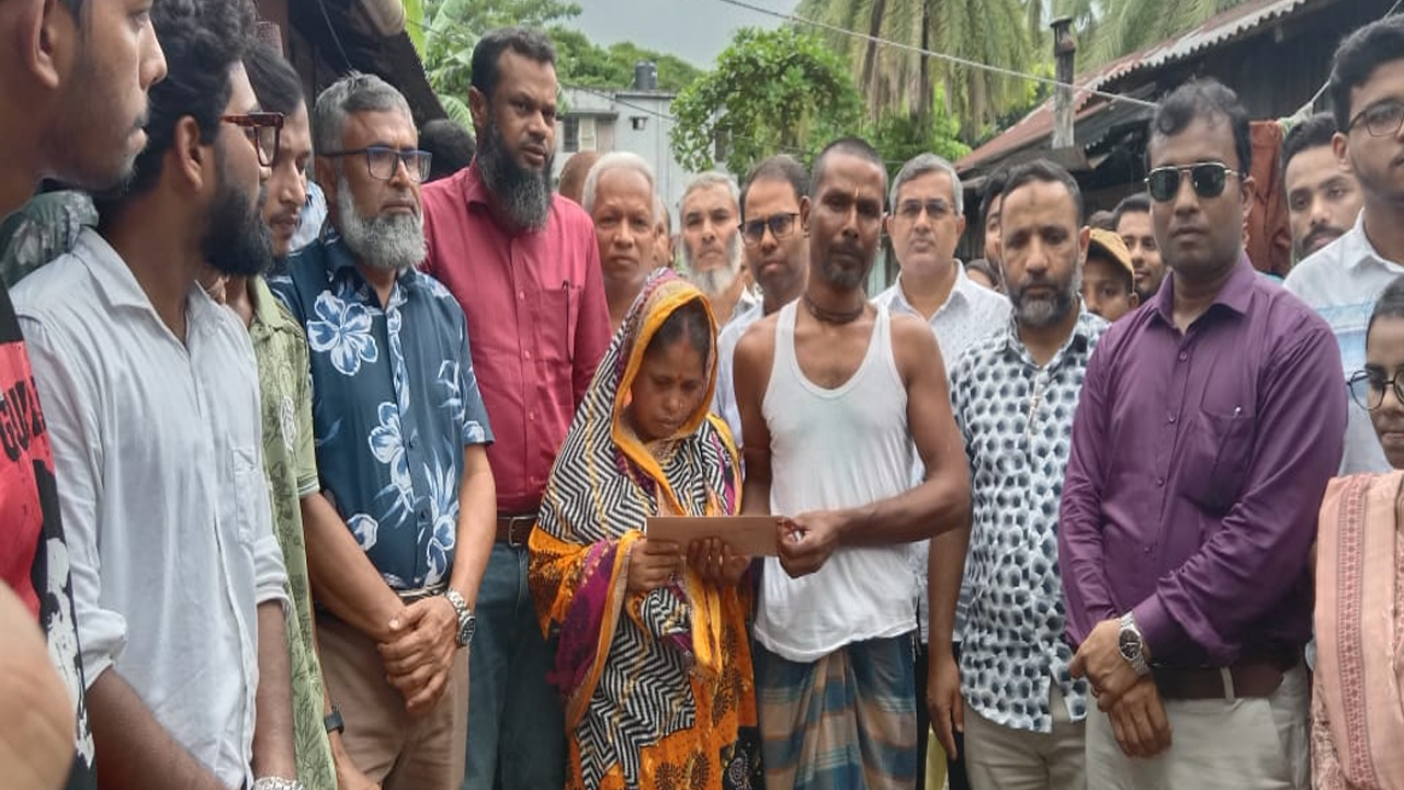 শহীদ হৃদয় তারুয়ার পরিবারকে আর্থিক সহায়তা