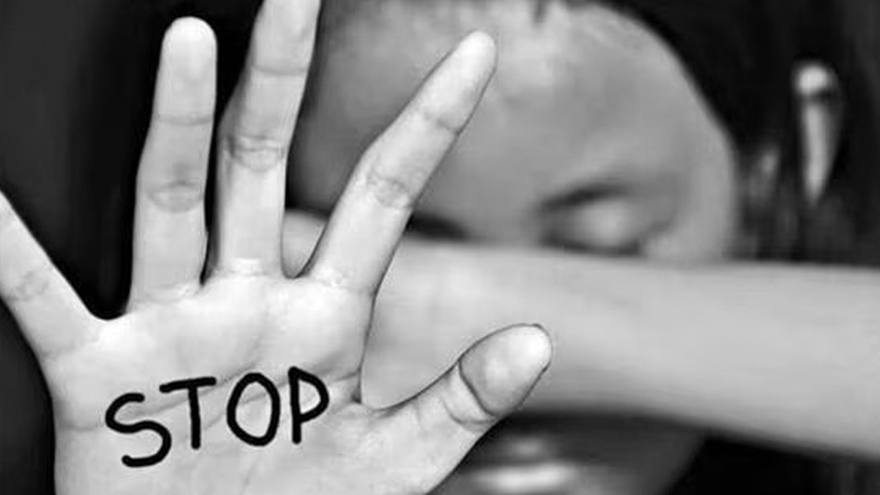 ছাত্রীকে জোর করে আপত্তিকর ভিডিও দেখালেন প্রধান শিক্ষক