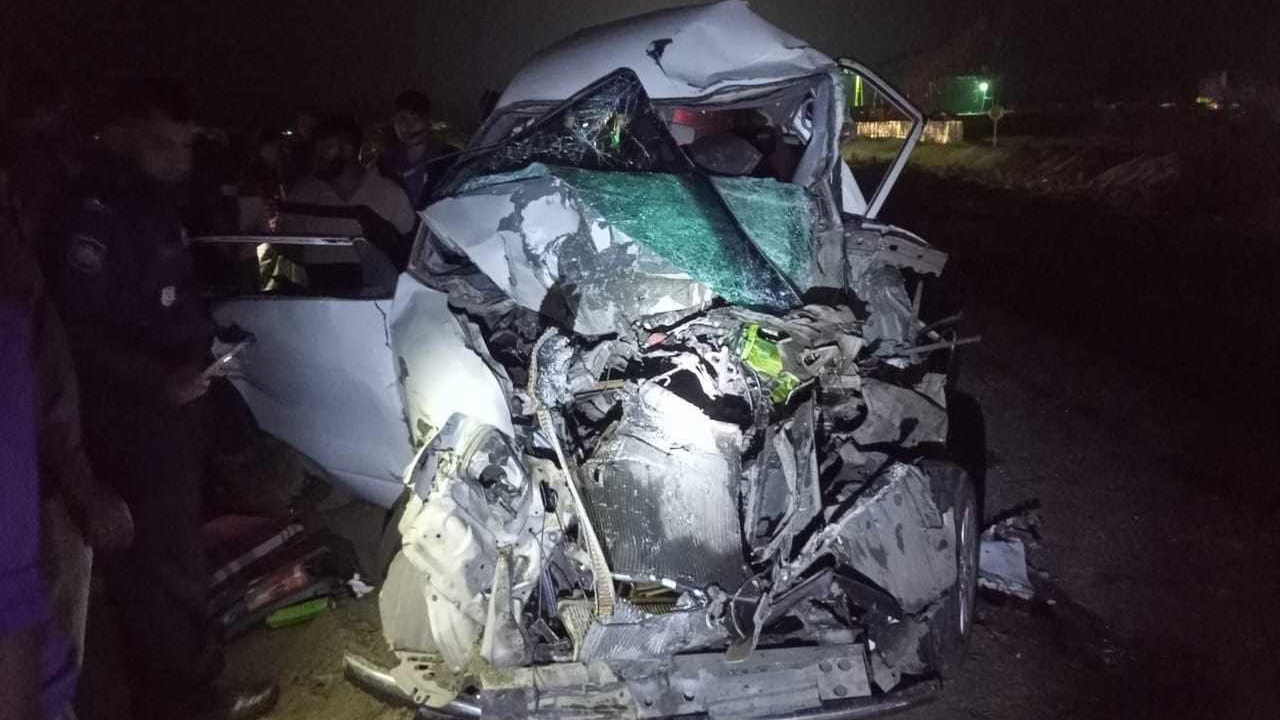 মাইক্রোবাসে ট্রাকের ধাক্কা, এক পরিবারের ৪ জন নিহত