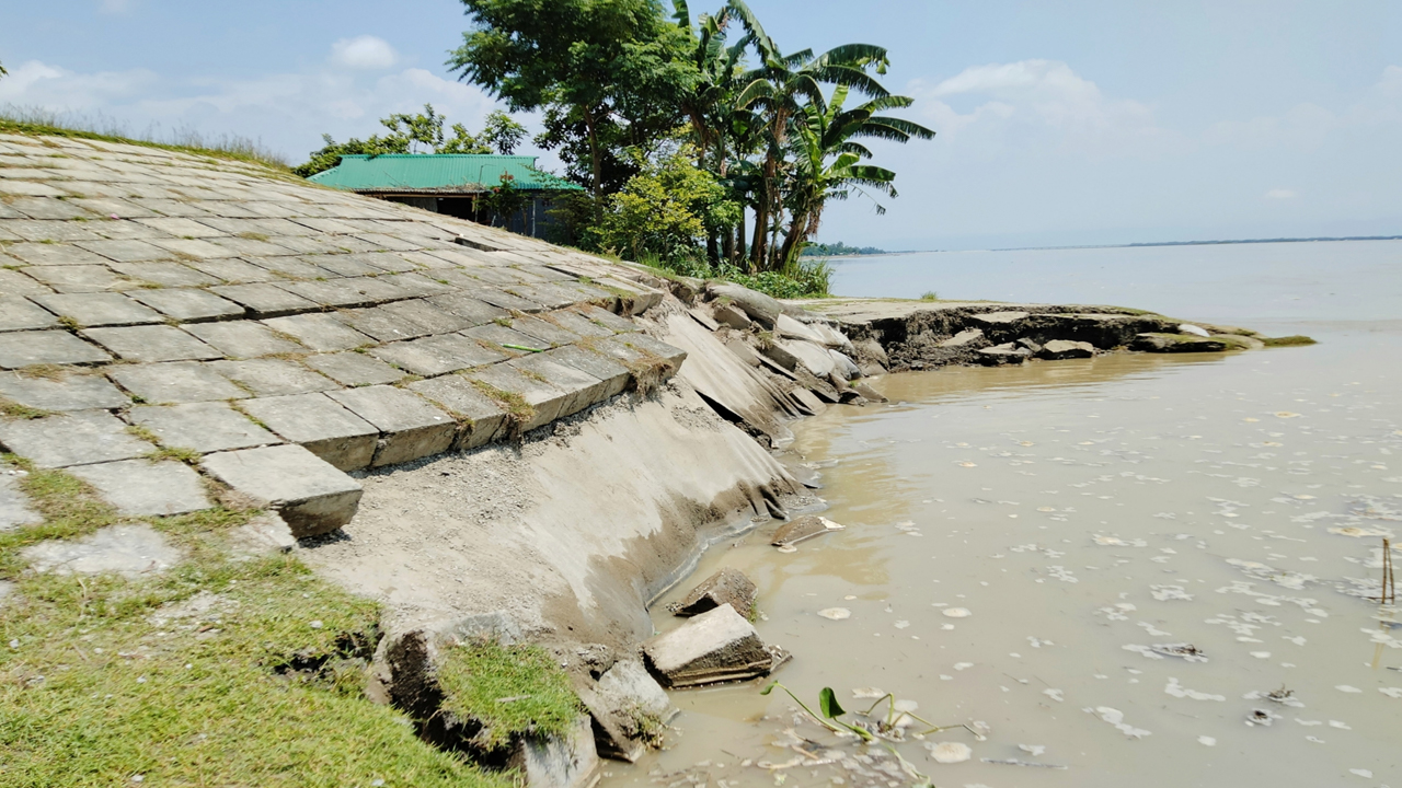 স্পার বাঁধে ধস, ভাঙন আতঙ্কে এলাকাবাসী