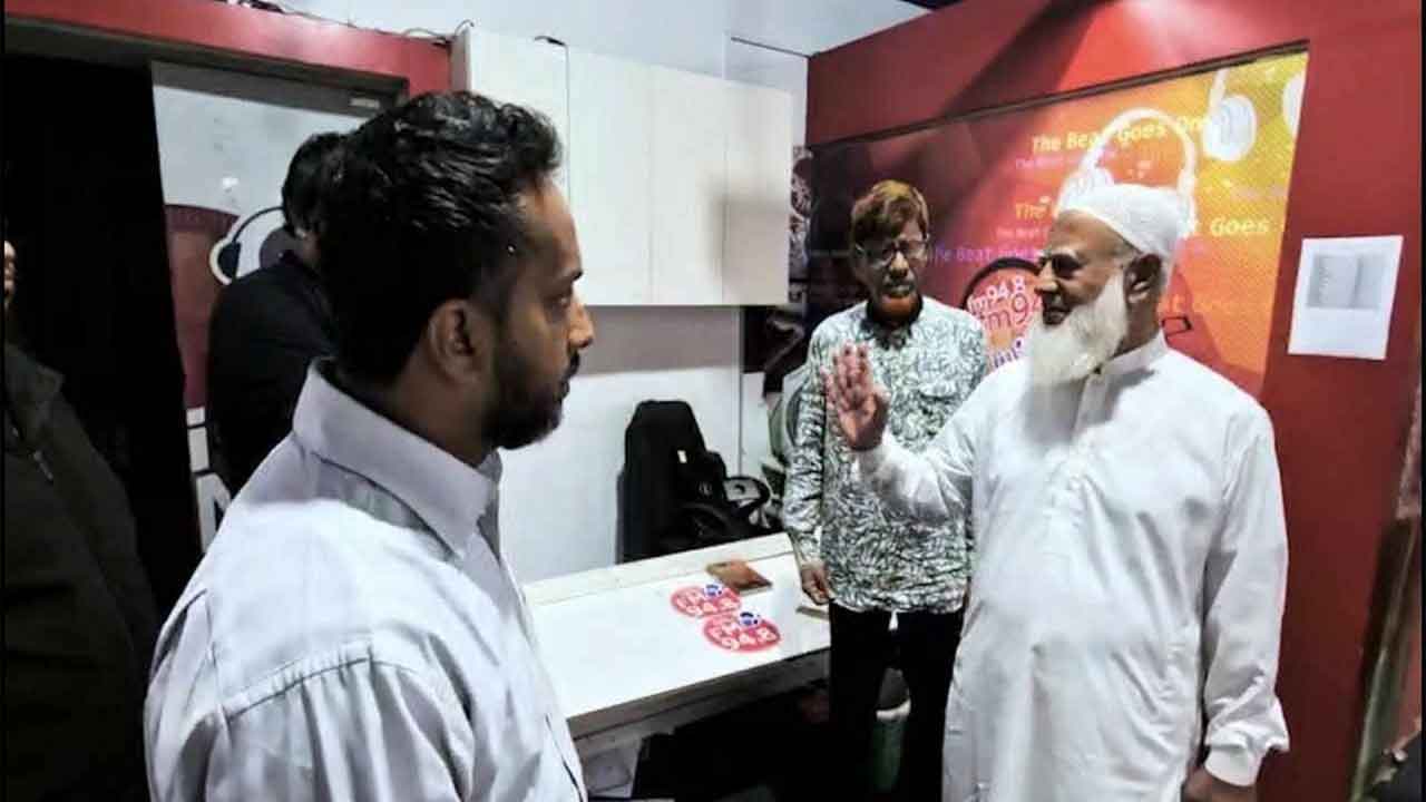 ইস্ট ওয়েস্ট মিডিয়া হাউজ পরিদর্শনকালে জামায়াতে ইসলামীর আমির ডা. শফিকুর রহমান। ছবি: সংগৃহীত