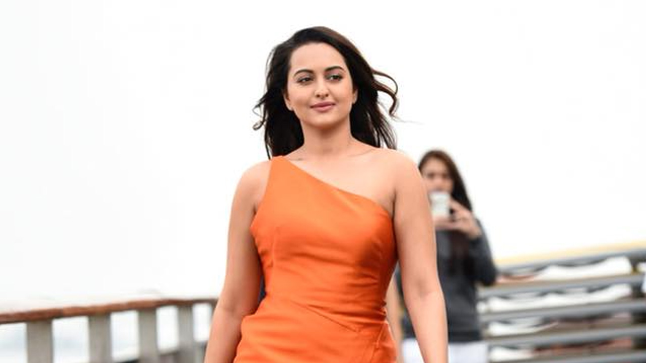 হঠাৎ বাড়ি বিক্রির ঘোষণা দিলেন সোনাক্ষী