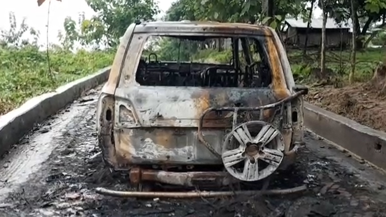 খাগড়াছড়িতে কোটি টাকার গাড়িতে অগ্নিসংযোগ