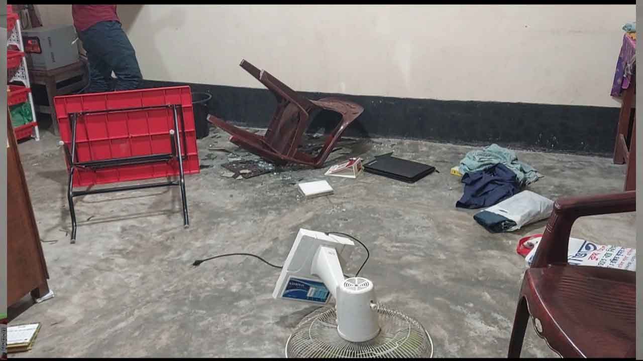 মানিকগঞ্জে বেকারিতে দুর্বৃত্তের হামলা, চাঁদা দাবী ১১ লাখ টাকা