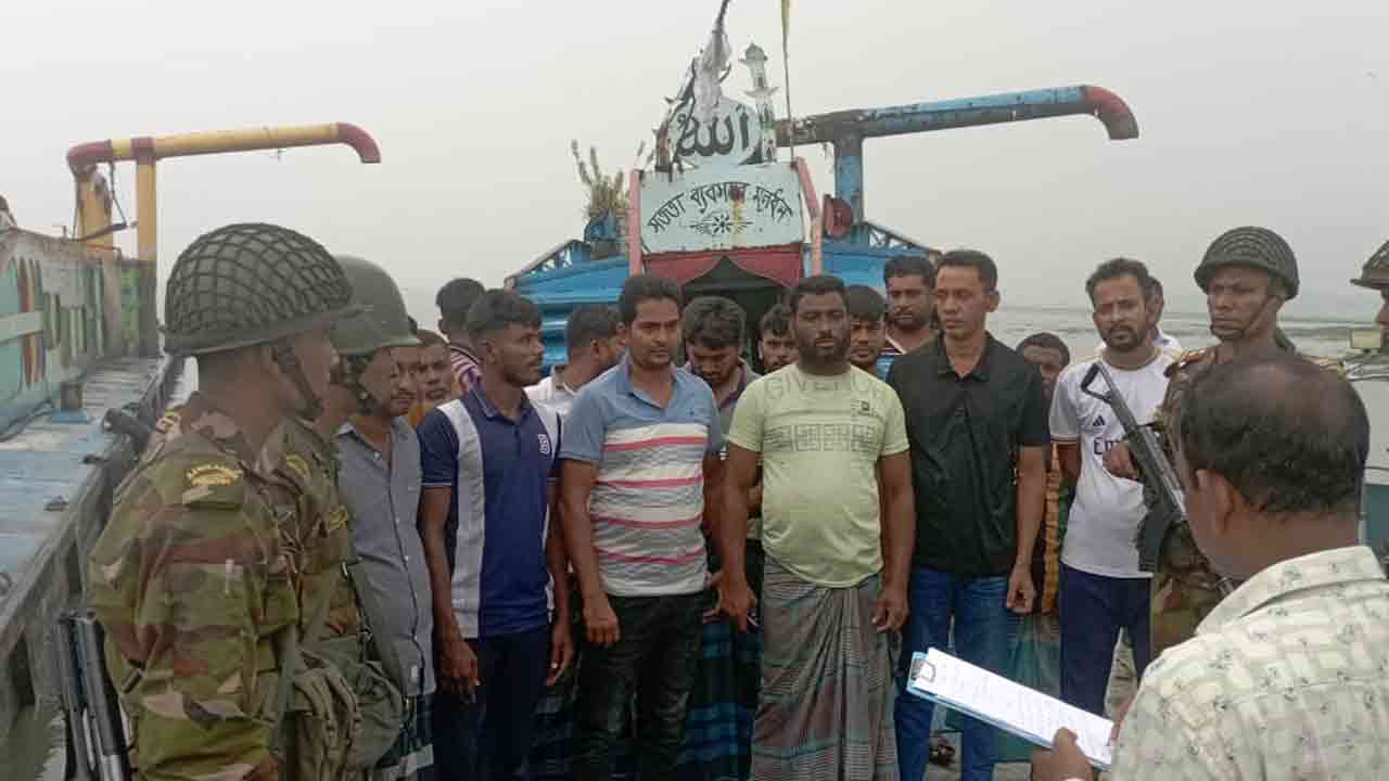 মুন্সীগঞ্জে অবৈধ বালু উত্তোলনের বিরুদ্ধে সেনাবাহিনীর অভিযানে আটক-৬