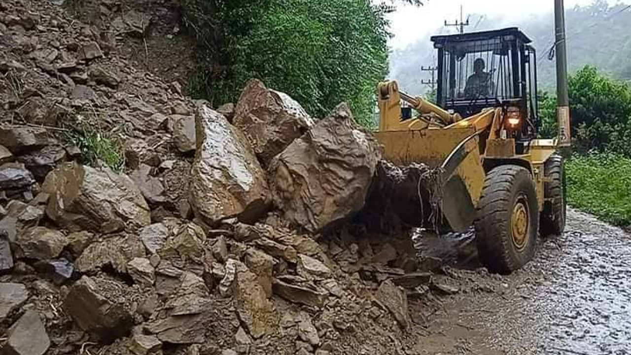 রাঙামাটিতে পাহাড় ধস, সাজেকে আজও আটকা পর্যটকরা