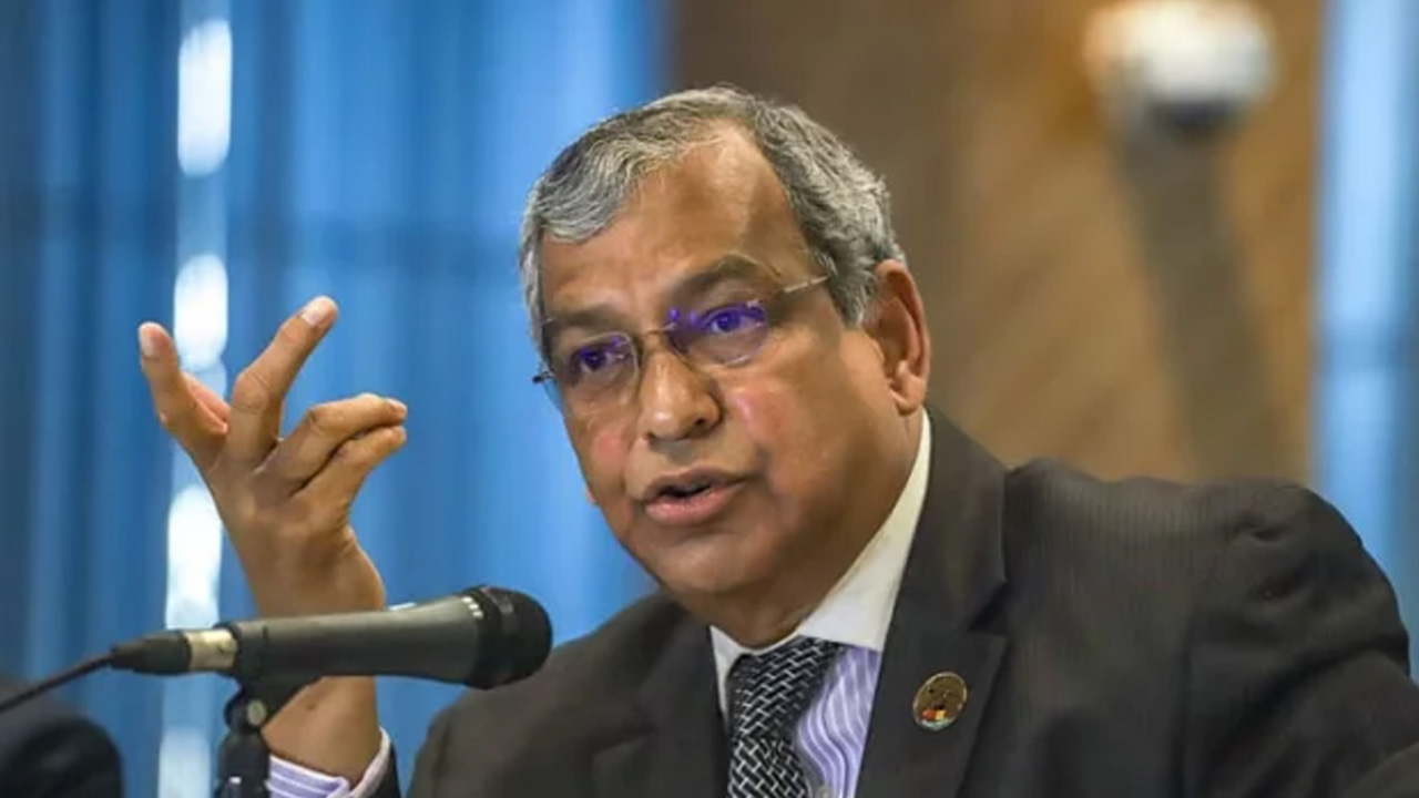 তাকসিম এ খানের দেশত্যাগে নিষেধাজ্ঞা