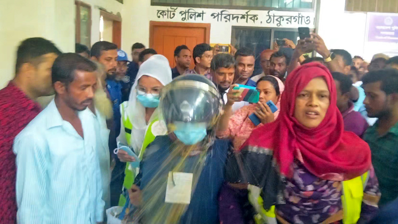 ঠাকুরগাঁও পৌরসভার সাবেক মেয়র বন্যার ওপর ডিম নিক্ষেপ 