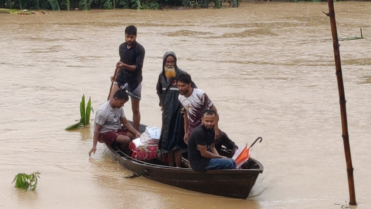 জীবন ঝুঁকিতে গোমতীর দুই পাড়ের মানুষ