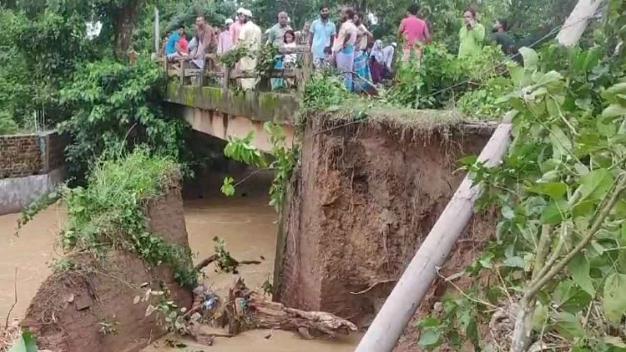 সেতুতে ধস, আখাউড়া-কসবা যোগাযোগ বন্ধ