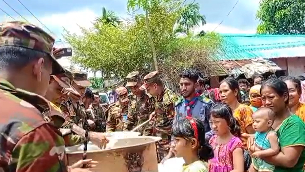 বন্যা দুর্গতদের মাঝে সেনাবাহিনীর খাদ্যসামগ্রী বিতরণ