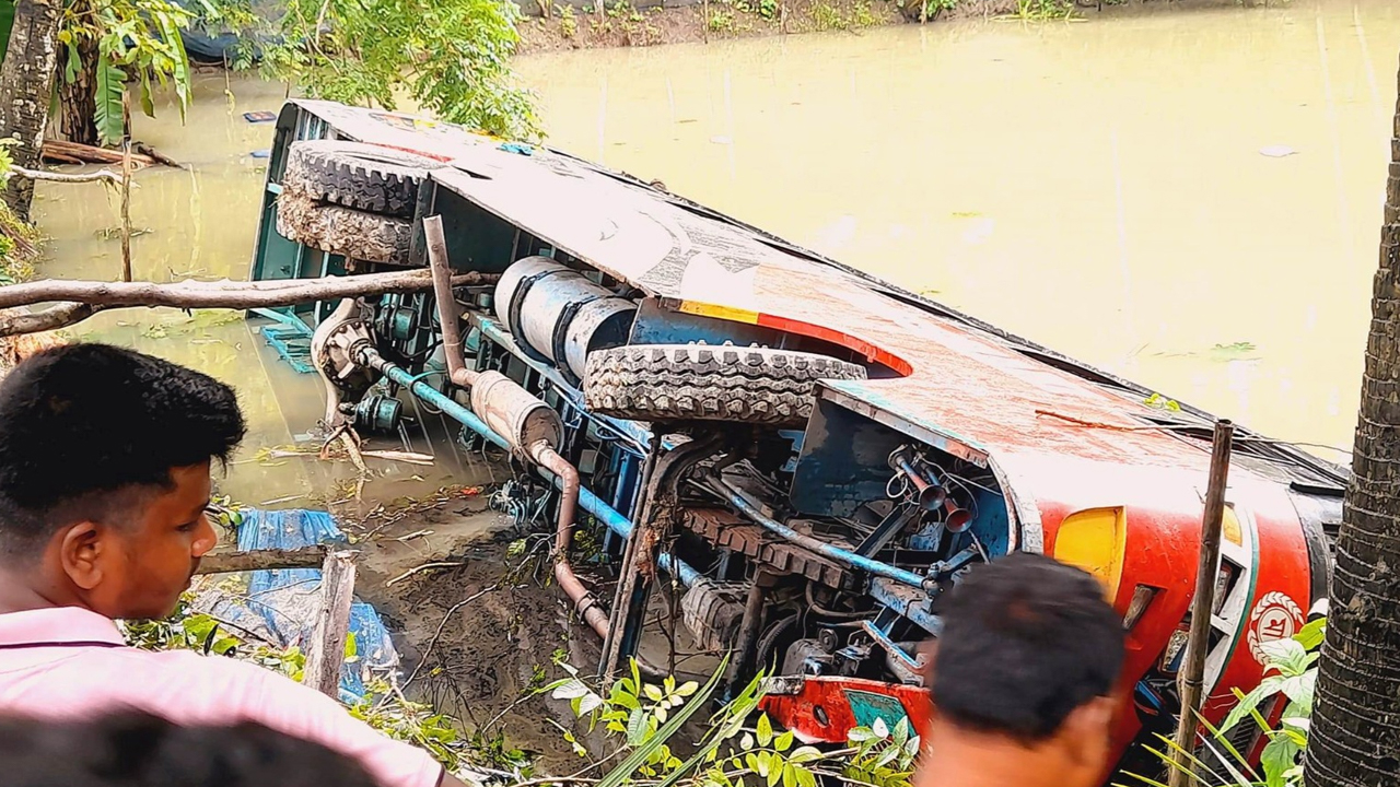 বাস খাদে পড়ার ১১ ঘণ্টা পর যাত্রীর &nbsp;মরদেহ উদ্ধার