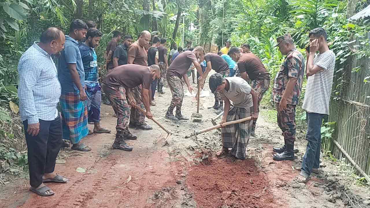 প্রায় চার কিলোমিটার রাস্তা বিজিবি, ছাত্রসমাজ এবং গ্রামবাসীর উদ্যোগে সংস্কার করা হয়েছে।