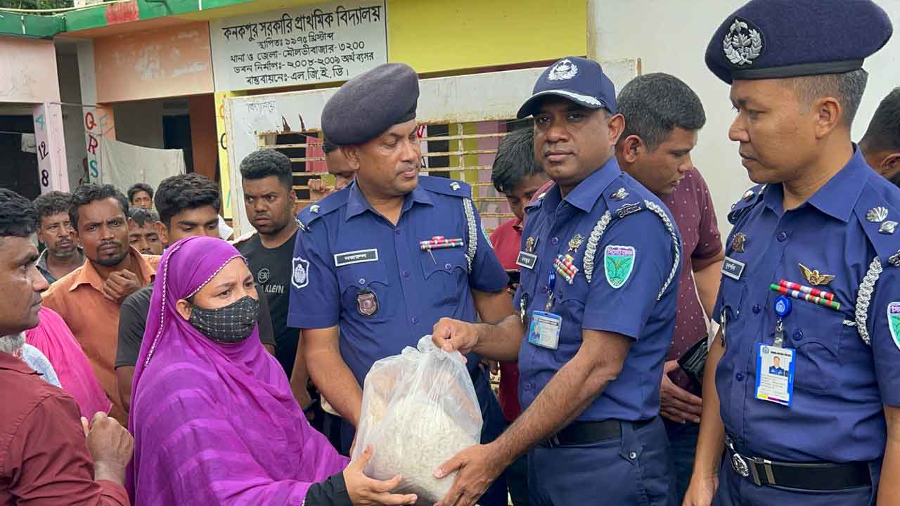 মৌলভীবাজার জেলা পুলিশের পক্ষ থেকে বন্যাকবলিত বিভিন্ন এলাকায় ত্রাণ বিতরণ করেছেন পুলিশ সুপার মো. মনজুর রহমান।