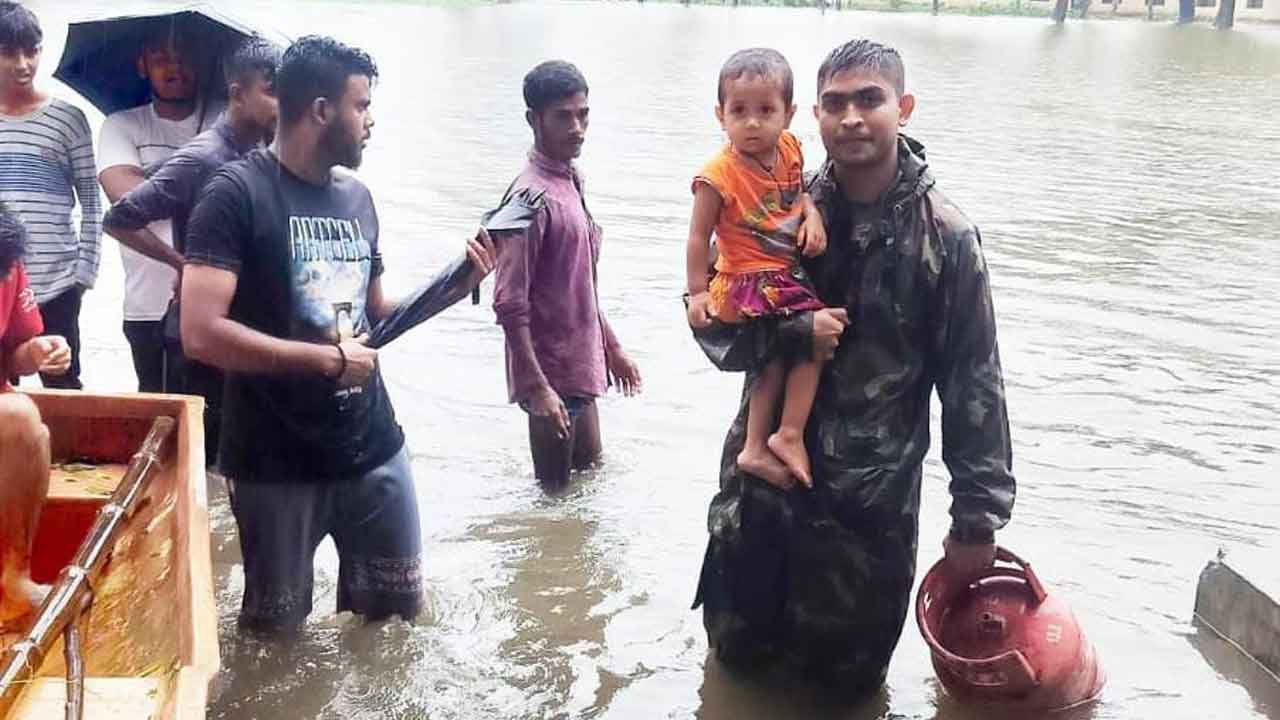পানিবন্দি মানুষদের উদ্ধারে কাজ করছে সেনাবাহিনী।