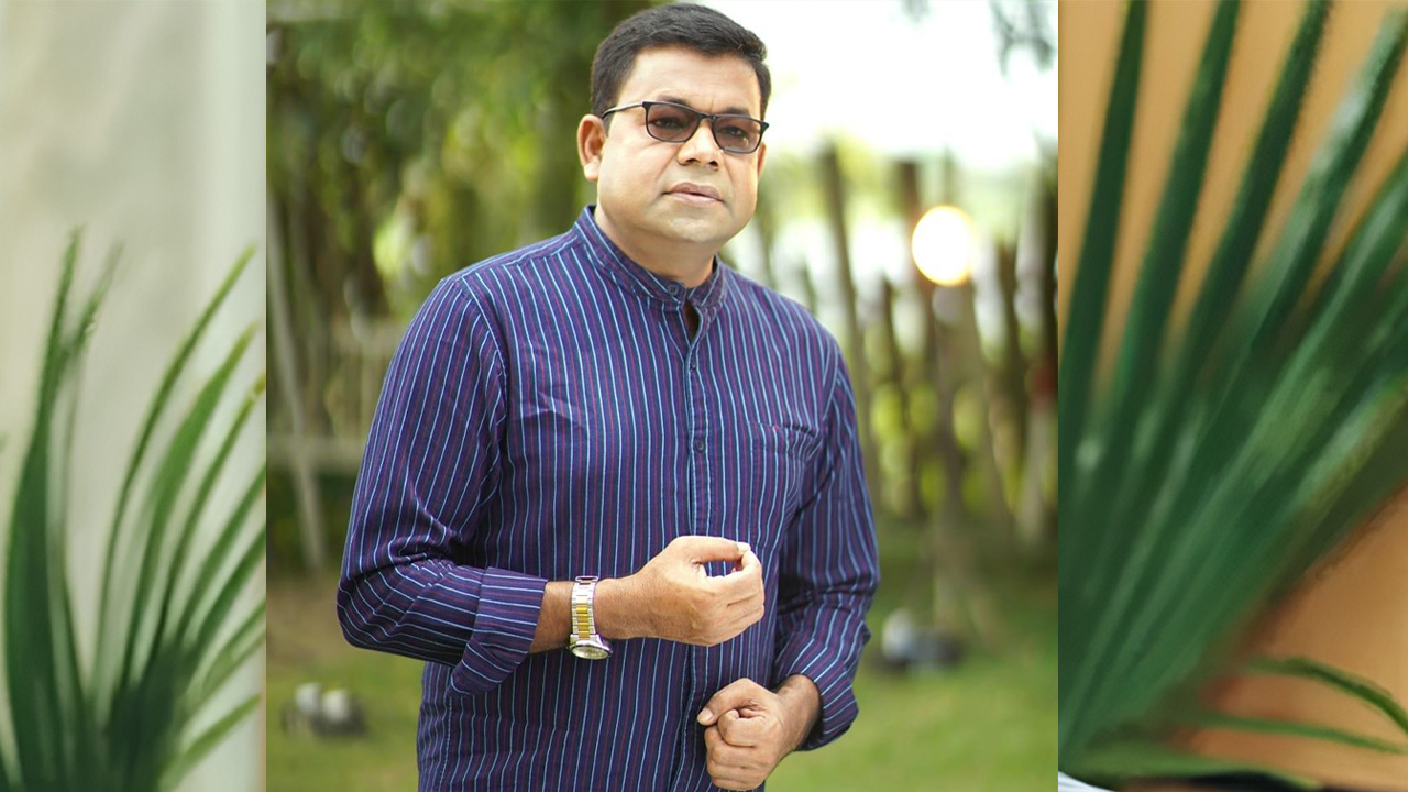 বন্যার্তদের জন্য স্যালাইন সংগ্রহ করছেন মনির খান